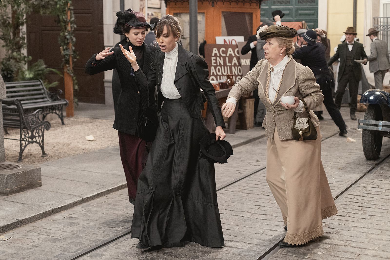 Bellita lanza un huevo a Felicia | Ver