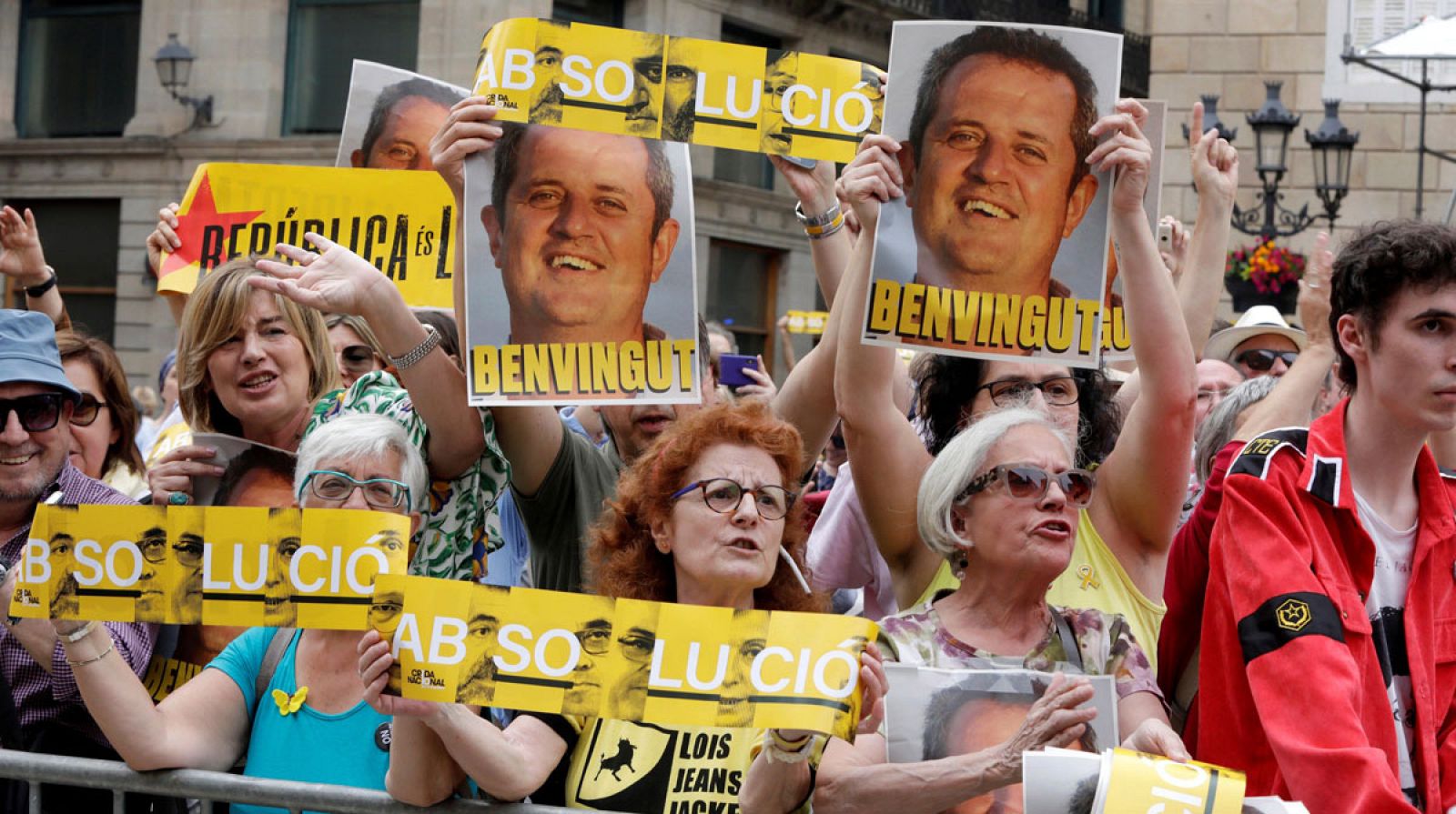 Protestas independentistas se concentran ante el Ayuntamiento de Barcelona para recibir a Colau