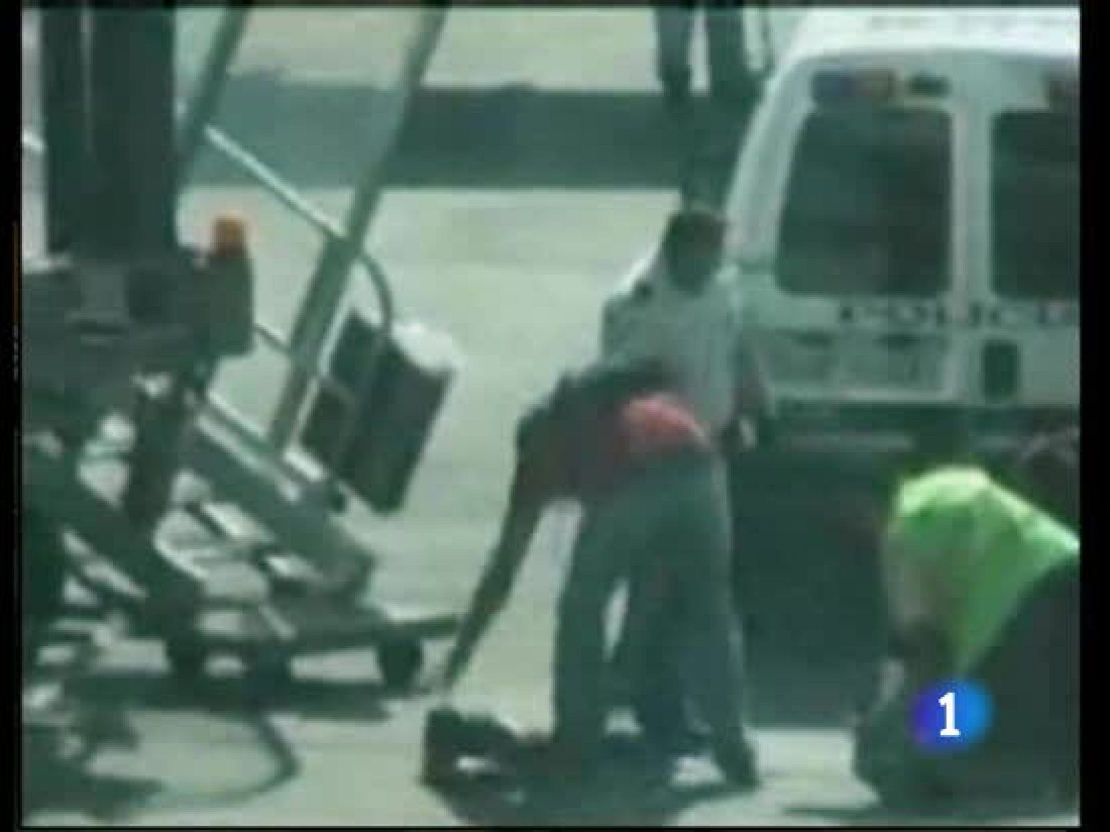 Polémica por un vídeo en el que varios agentes de la policía reducen a un inmigrante senegalés en Barajas | Ver