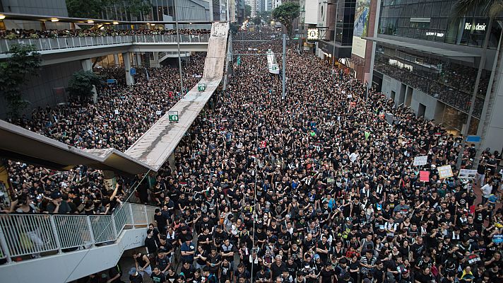 Telediario 1 - Masiva manifestación en Hong Kong para exigir la retirada definitiva de la ley de extradición