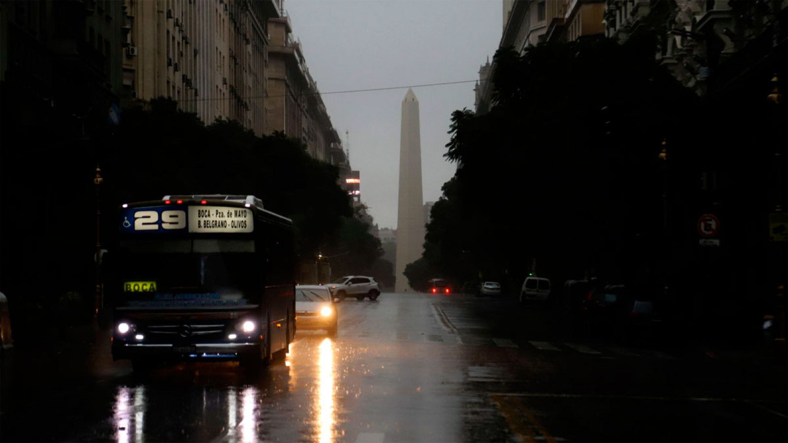Un fallo masivo en el sistema eléctrico deja completamente a oscuras a Argentina y Uruguay
