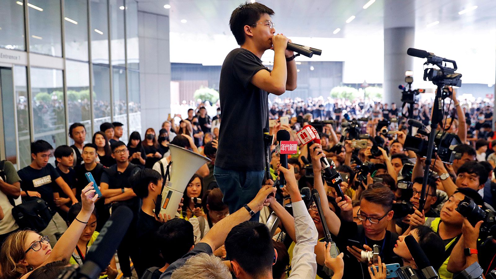 El líder de los "paraguas amarillos" sale de prisión y pide la dimisión de Carrie Lam - Informativo 24h | Ver