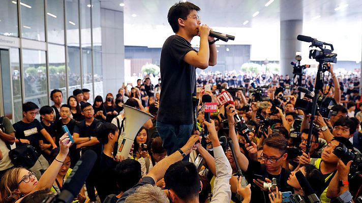 Informativo 24h - El líder de los "paraguas amarillos" sale de prisión y pide la dimisión de Carrie Lam