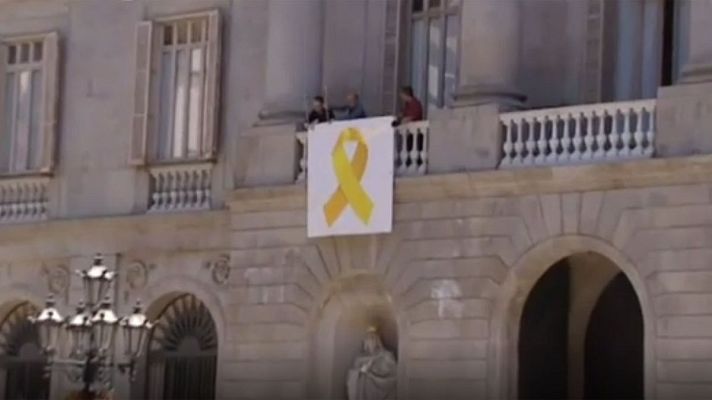  - La pancarta con el lazo amarillo vuelve al balcón del Ayuntamiento de Barcelona