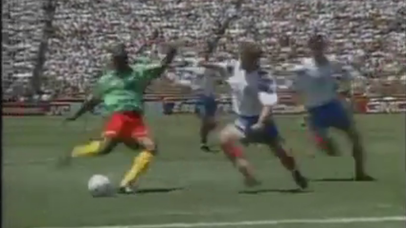 Roger Milla, con 42 años, se convierte en el jugador más veterano en marcar un gol en un Mundial