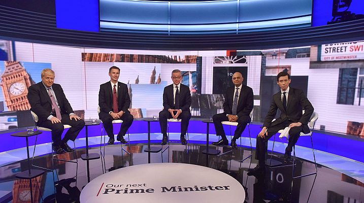 Telediario 1 - La carrera para suceder a May se reduce a cinco aspirantes con Johnson liderando con amplia ventaja