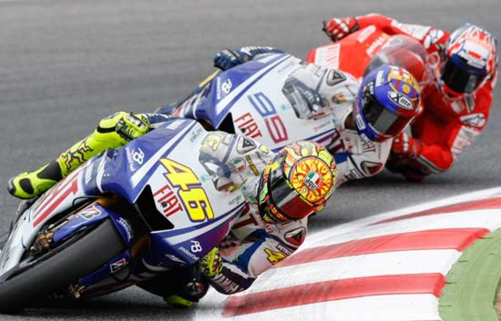 Rossi y Lorenzo, adelantamientos de vértigo - Paddock GP | Ver