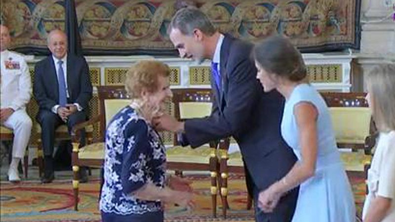 El rey condecora a una mujer de 107 años por su lucha por los derechos de las amas de casa
