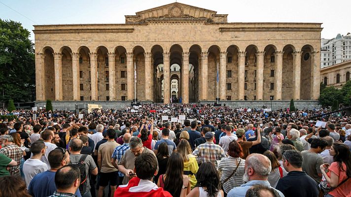 Telediario 1 - Las manifestaciones para exigir la dimisión del presidente en Georgia se saldan con 240 heridos