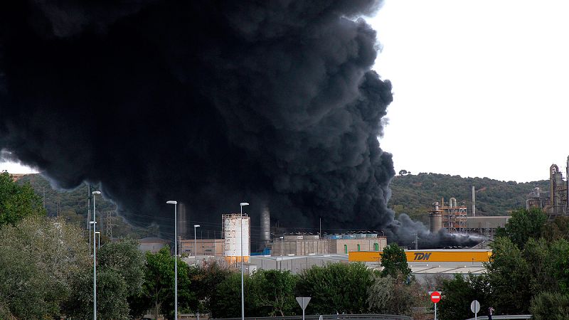 Desalojan el polígono Guadarranque, en San Roque, Cádiz, por un incendio en una fábrica
