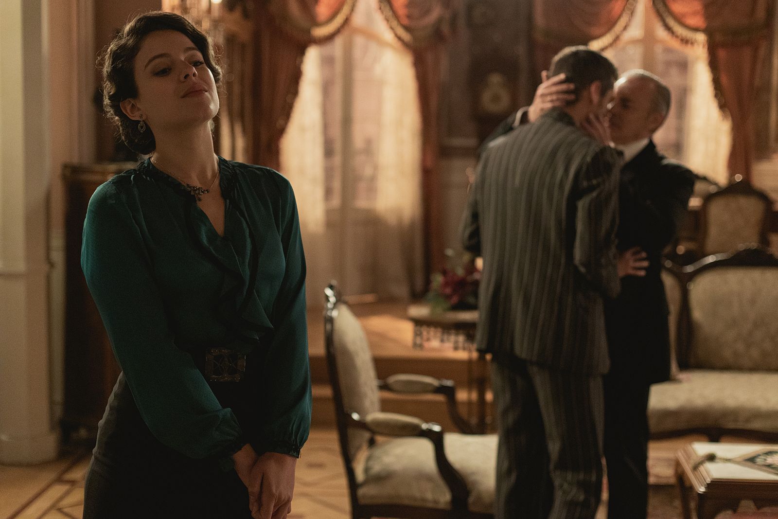 El hombre misterioso ha resultado ser Eladio, el amante de Alfredo | Ver