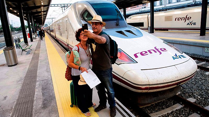 Primer viaje comercial del AVE entre Granada y Madrid