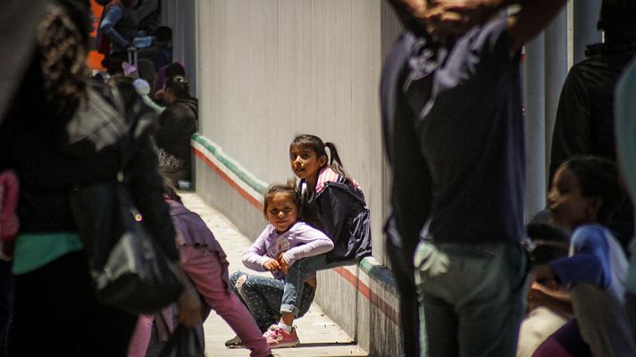 Telediario 1 - Menores inmigrantes permanecen hacinados en centros de Estados Unidos