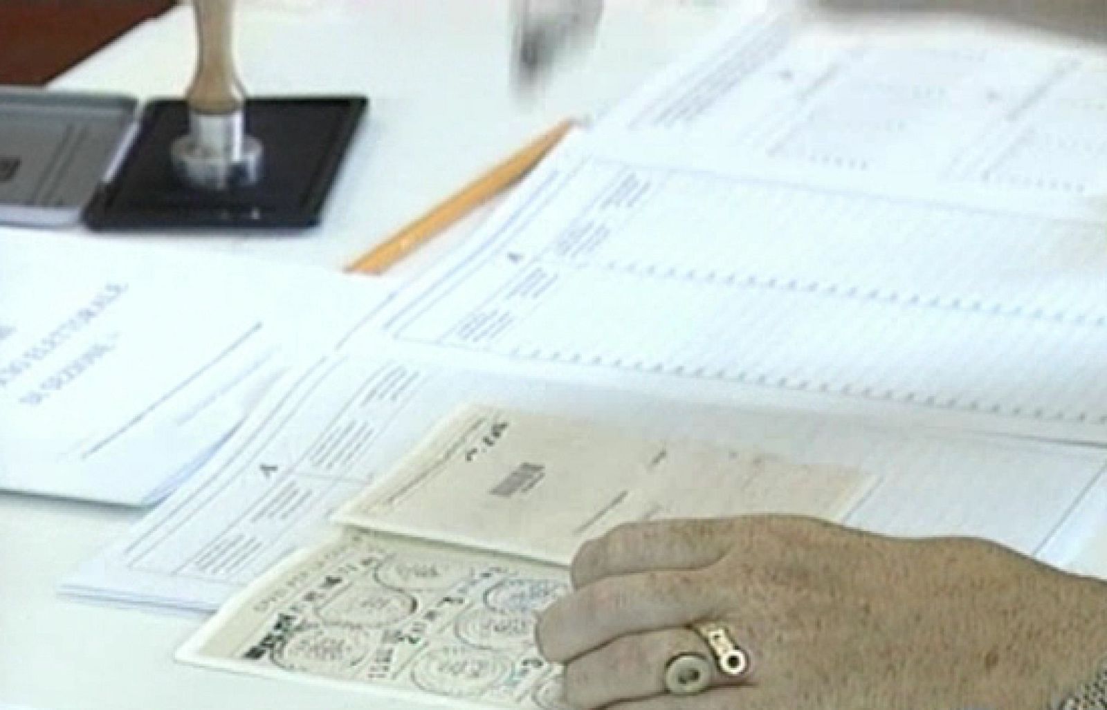 Los italianos vuelven a votar hoy en un referéndum sobre la reforma de la ley electoral | Ver