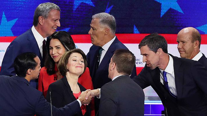 Telediario 1 - La inmigración centra el primer debate de los demócratas