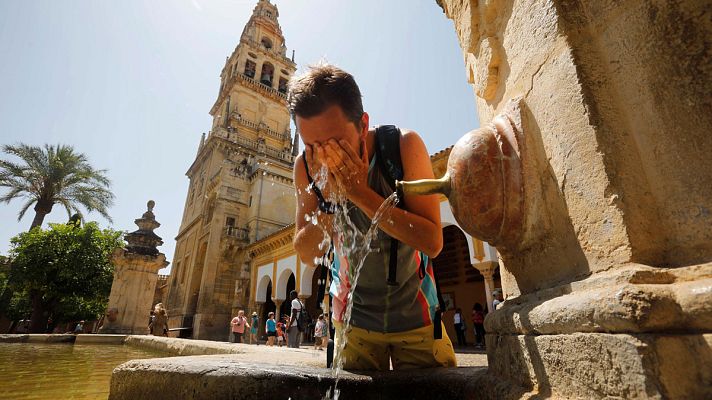 Telediario 1 - La ola de calor se intensifica y se extiende a una treintena de provincias