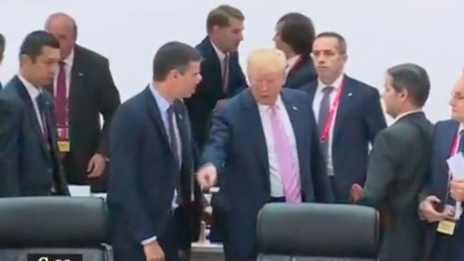 G20 Osaka: Trump 'saluda' a Pedro Sánchez durante el G20 y le señala su asiento - Informativo 24h | Ver