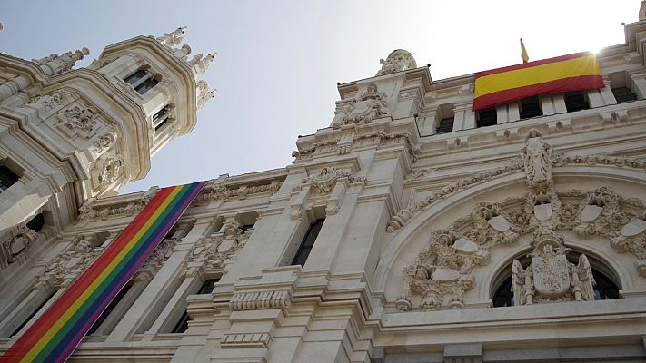 Telediario 1 - El Ayuntamiento de Madrid despliega la bandera LGTBI en un lateral de la fachada y la de España en el centro