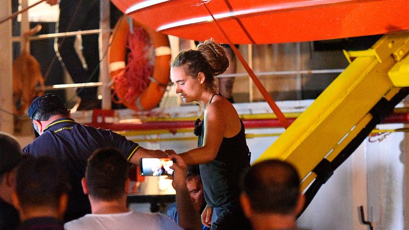 Arrestan a la capitana del barco Sea-Watch 3 tras atracar en Lampedusa sin permiso