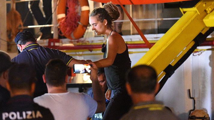 Telediario 1 - La policía italiana detiene a la capitana del barco Sea-Watch 3 tras atracar en Lampedusa sin permiso