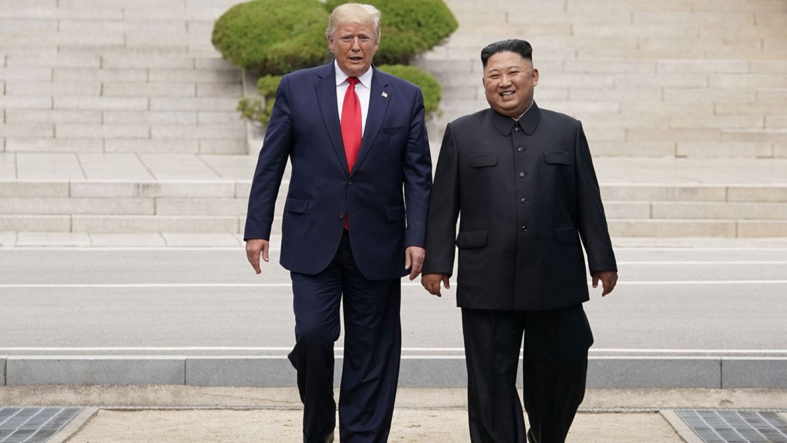 Donald Trump protagoniza un hecho histórico, cargado de simbolismo, e invita a Kim a a la Casa Blanca - Informativo 24h | Ver