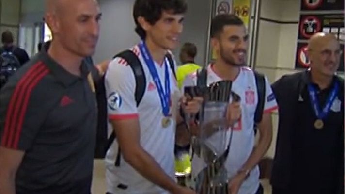Telediario 1 - La selección sub 21 aterriza en Madrid con la copa de campeona de Europa