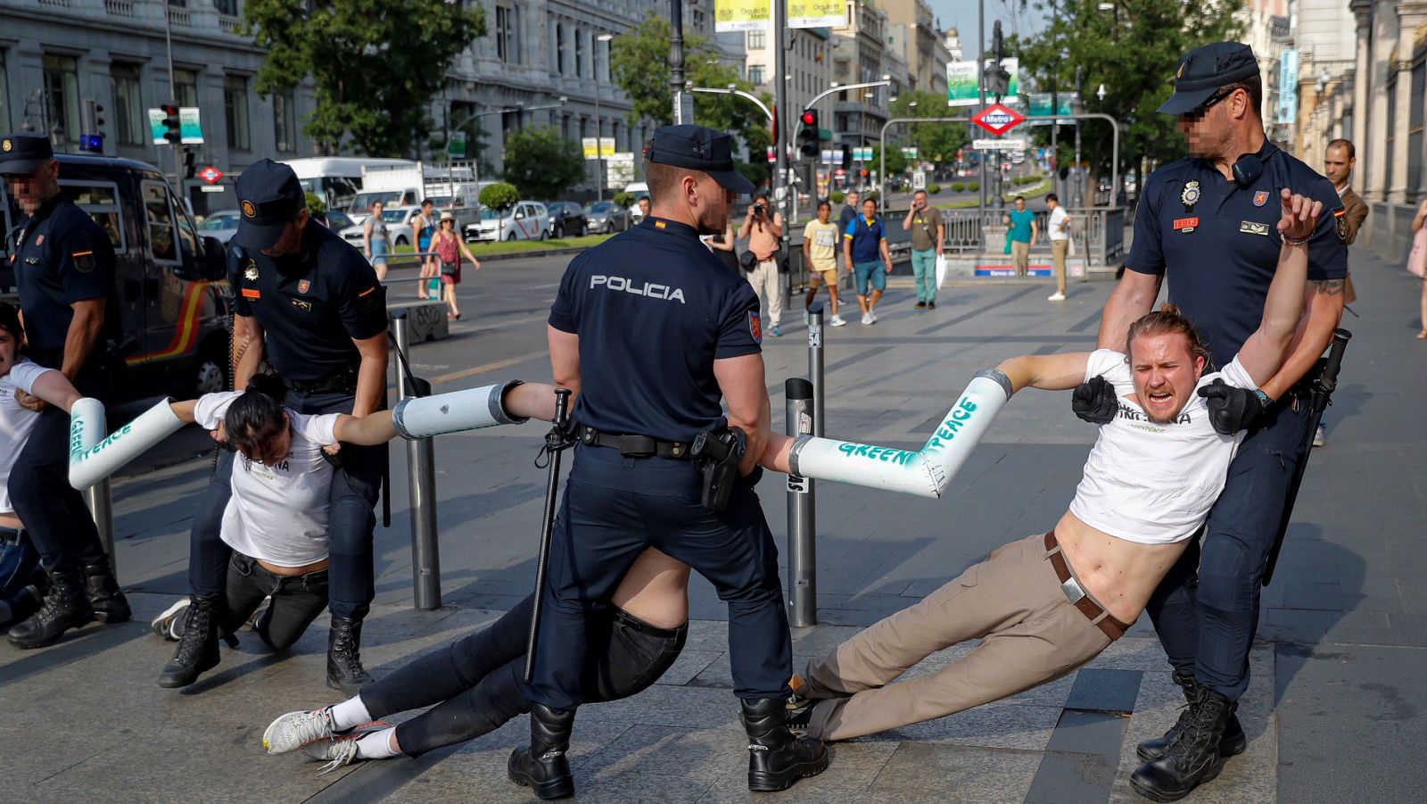 Activistas de Greenpeace cortan el acceso a Madrid Central para protestar por la retirada de las multas