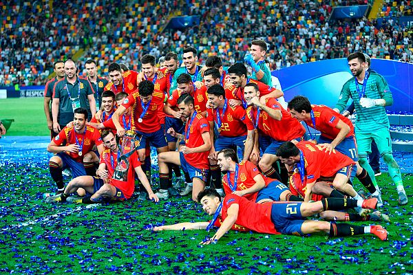 Telediario 1 - La Rojita celebra por todo lo alto el quinto Europeo conquistado ante Alemania