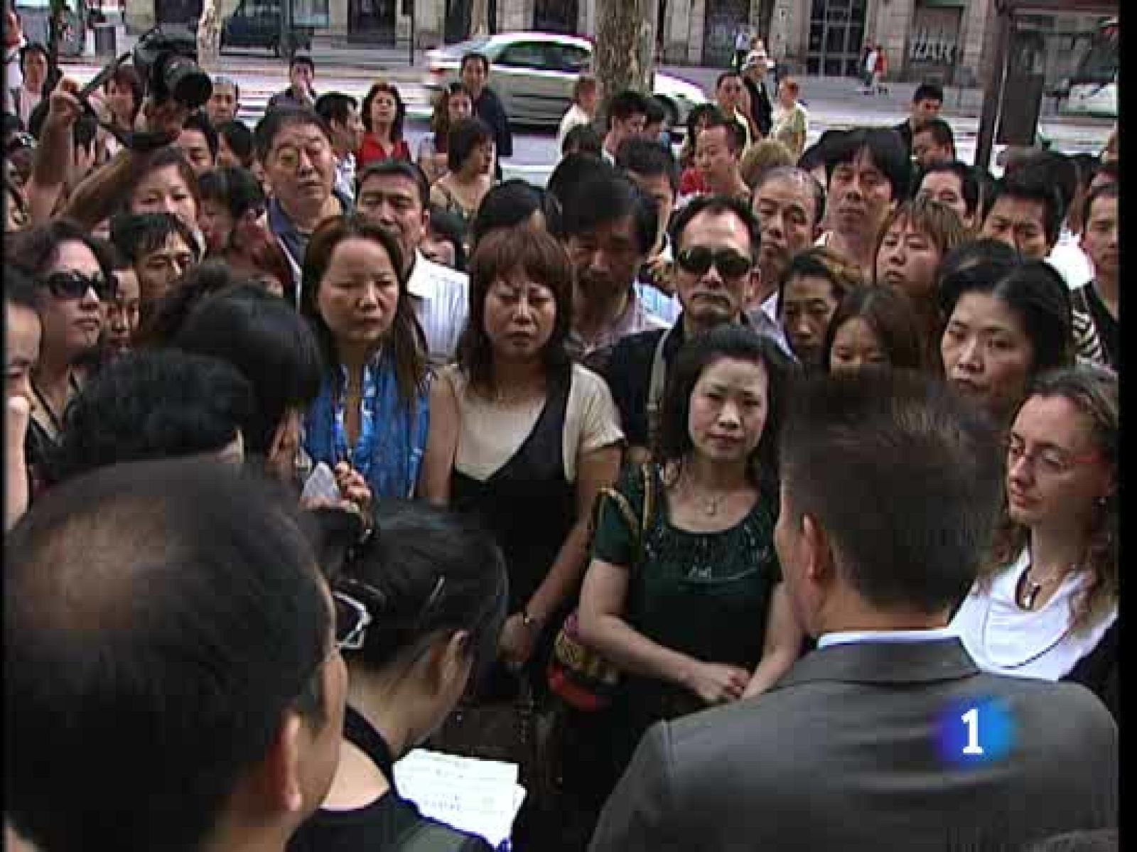 Protesta de los trabajadores chinos por el cierre de los talleres textiles | Ver