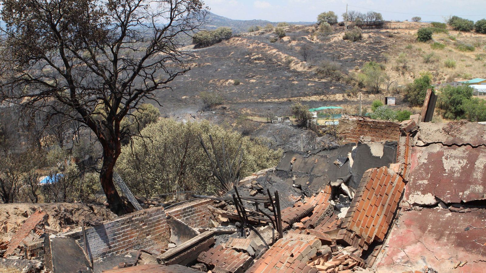 Los bomberos logran extinguir uno de los focos del incendio en Madrid