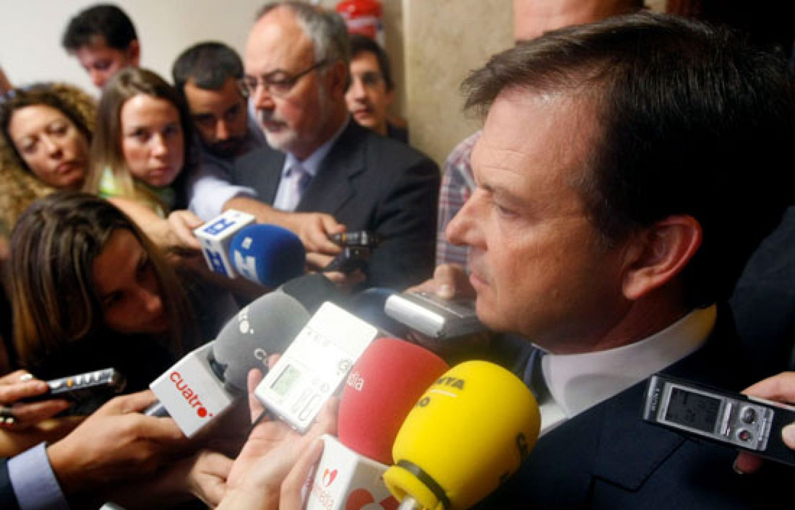 El director del CNI entrega en la Comisión de Secretos Oficiales del Congreso las facturas de sus gastos | Ver