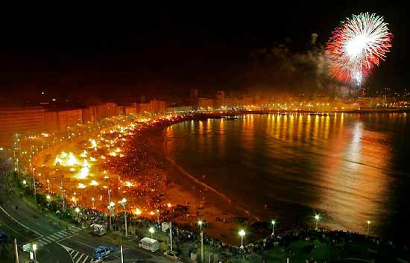 Las hogueras iluminan las playas la noche de San Juan