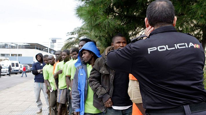 Telediario 1 - Decenas de refugiados sin plaza de acogida protestan ante la Secretaría de Estado de Migraciones en Madrid