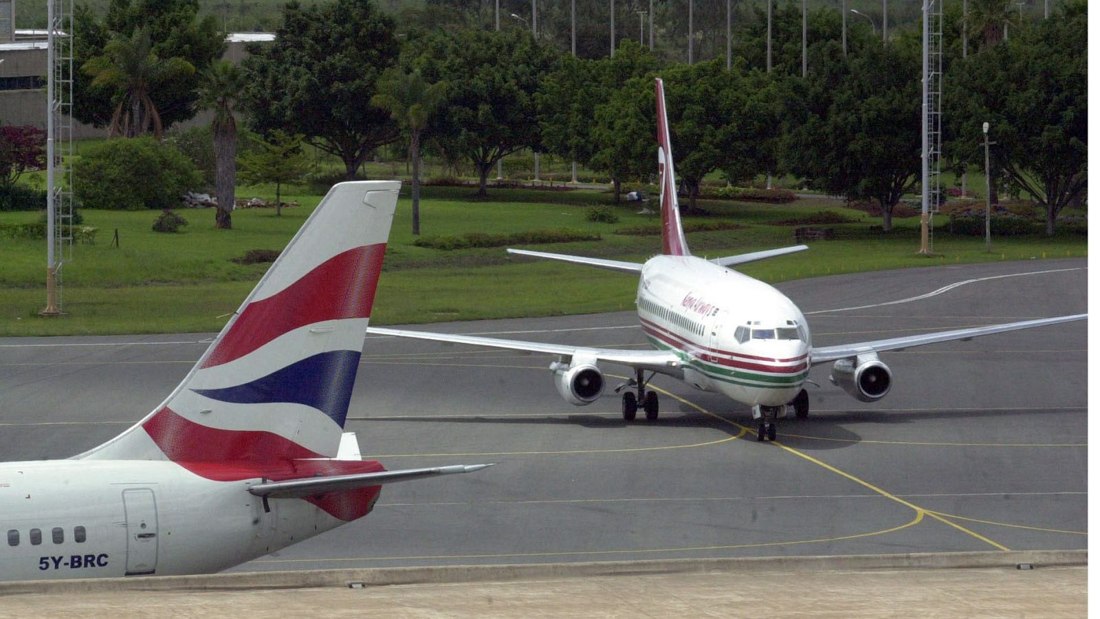 Hallado en el jardín de una vivienda en Londres el cuerpo de un polizón que cayó desde un avión