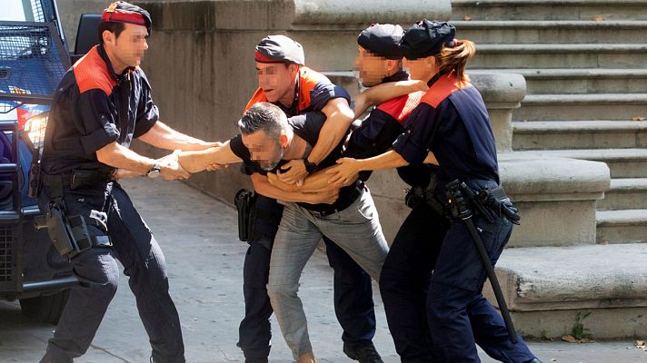 Telediario 1 - Un familiar de la víctima de 'la manada de Manresa' intenta agredir a los acusados