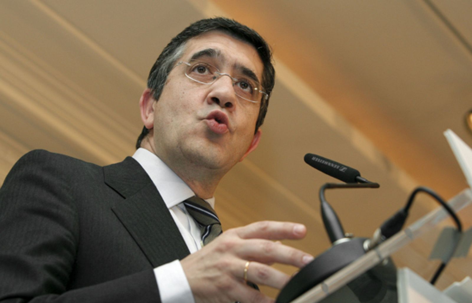 El lehendakari ha insistido en que ETA sólo tiene que tomar una decisión, desaparecer | Ver