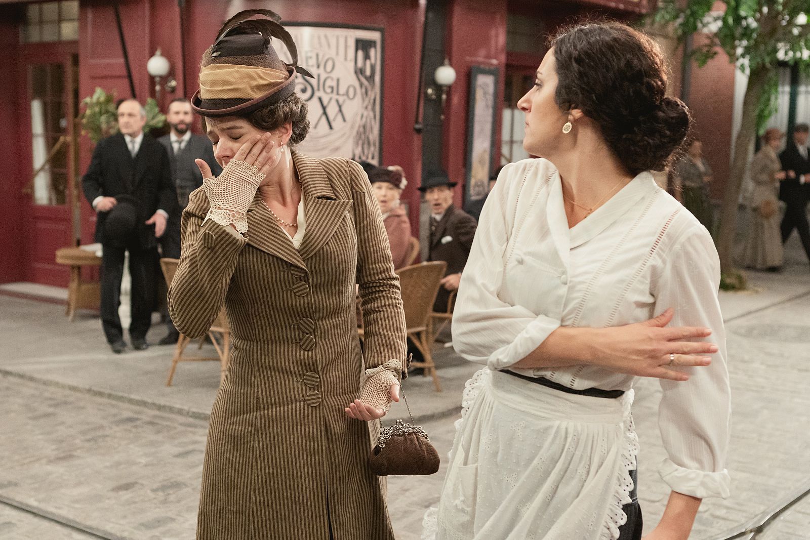 Lolita abofetea a Genoveva | Ver