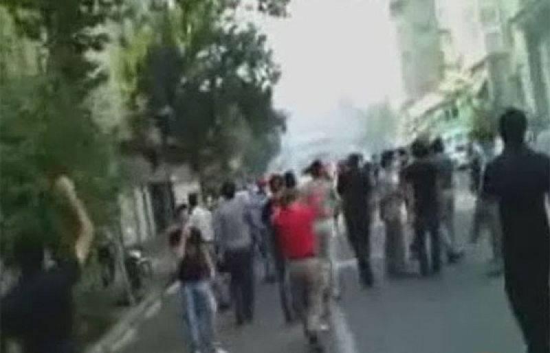 Cientos de policías impiden a grupos de jóvenes manifestarse en la sede del Parlamento iraní