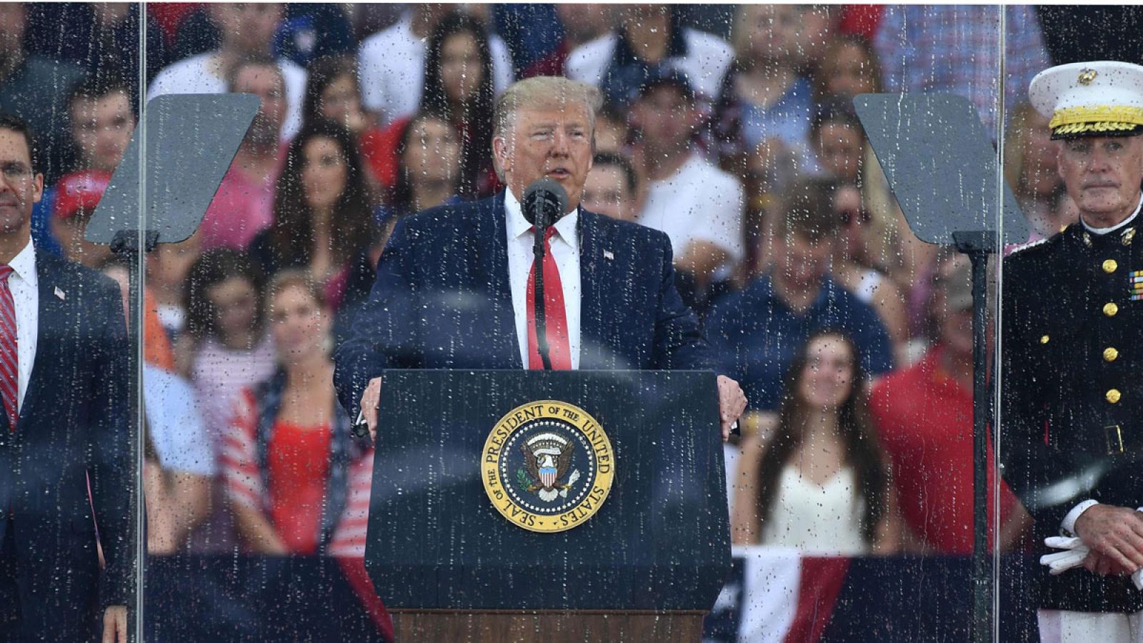 Trump promete durante un "patriótico" discurso que EE.UU. plantará "pronto" su bandera en la Luna y en Marte - Informativo 24h | Ver