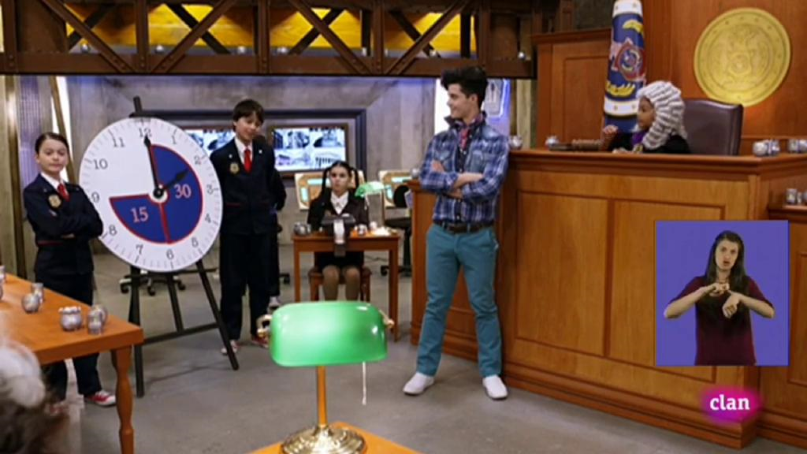 Desorden en la sala 2ª Parte - División O | Ver