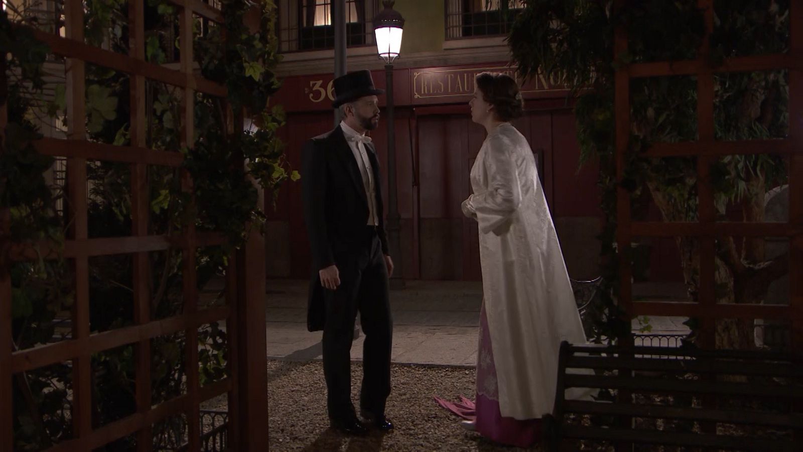 Felipe y Genoveva se besan | Ver