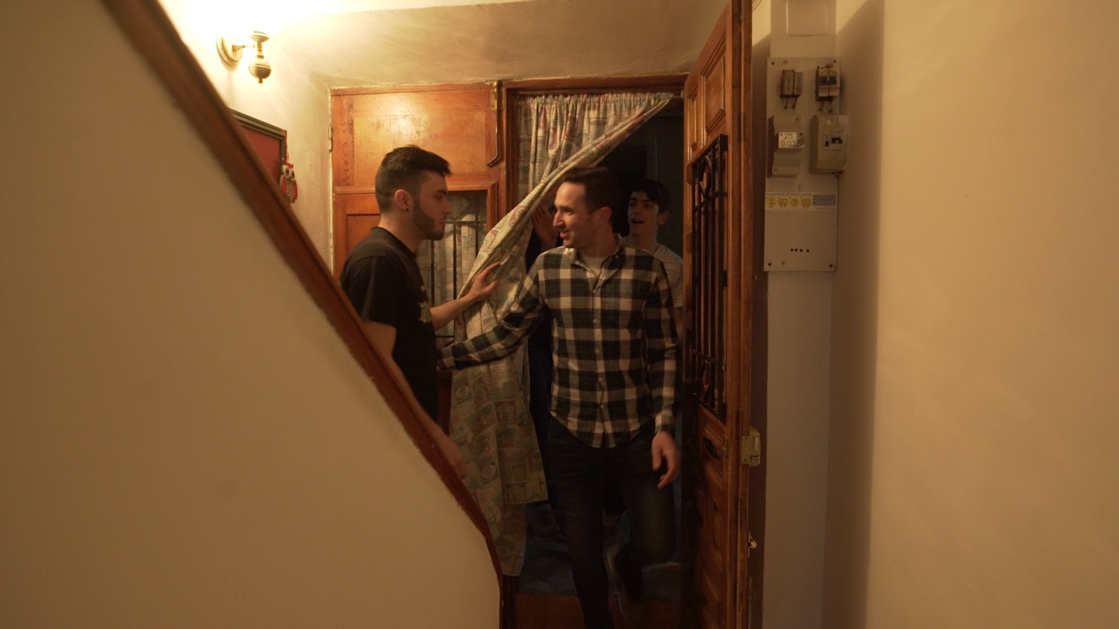 Manuel se agobia en la primera fiesta que monta en su casa