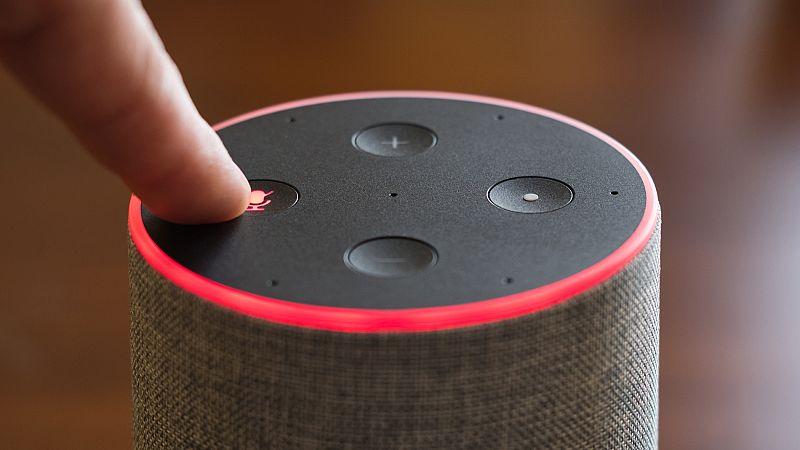 Los asistentes virtuales guardan indefinidamente las conversaciones