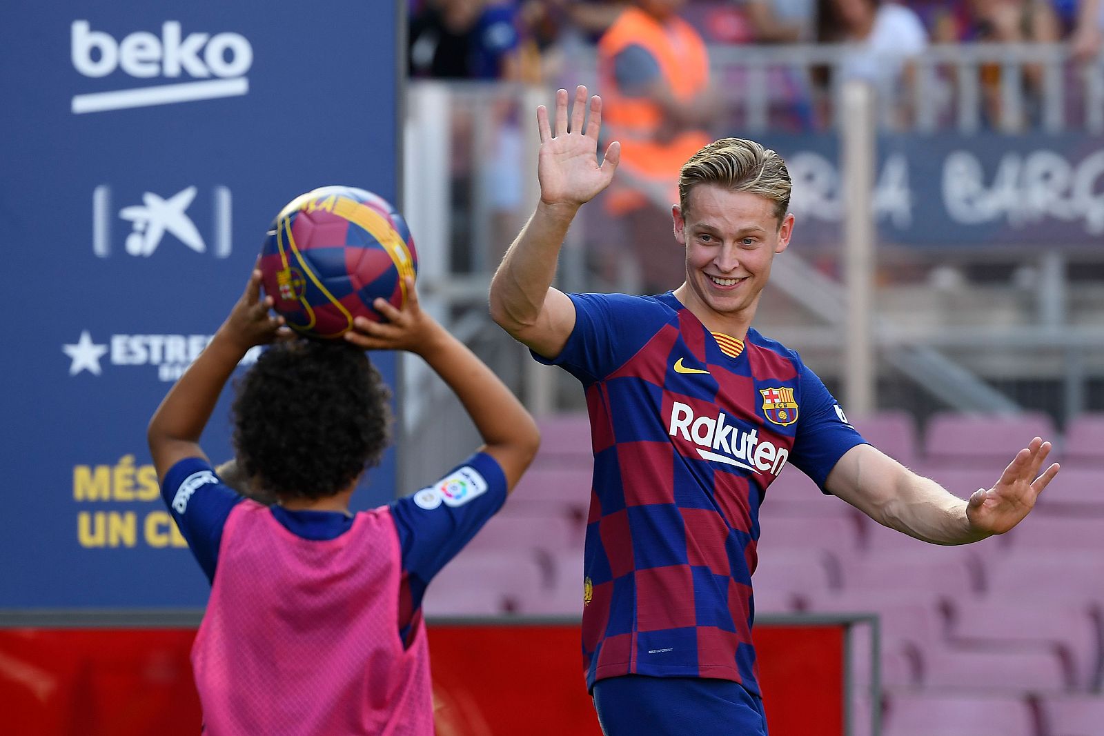 Fichajes | De Jong se da un baño de masas en su presentación como azulgrana - RTVE.es | Ver