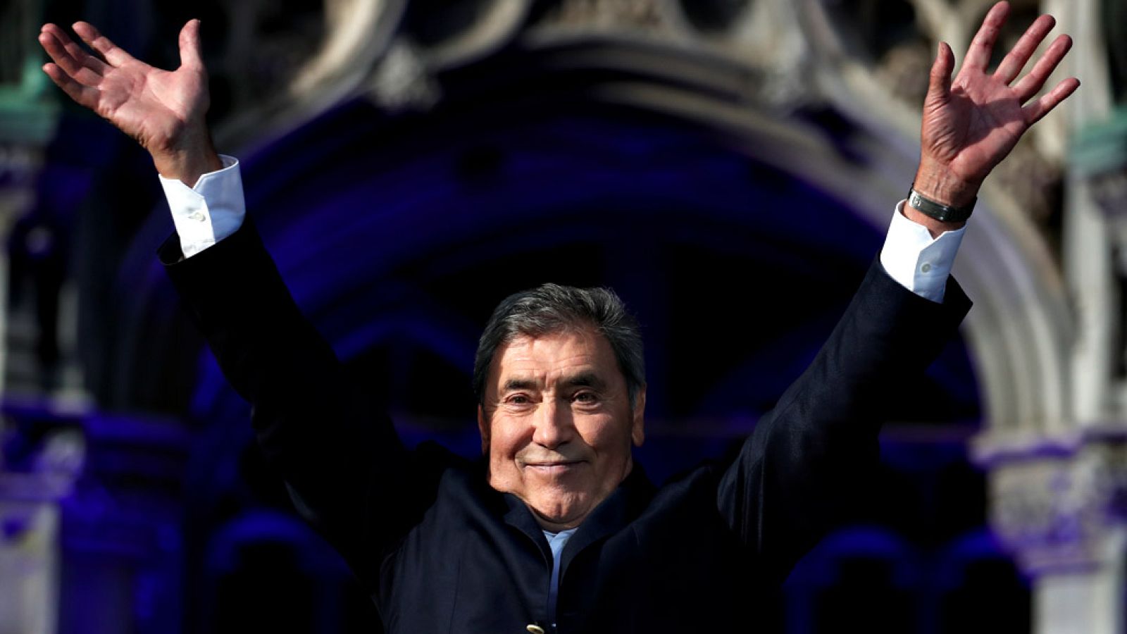 En homenaje a los 50 años de su primera victoria en el Tour, la ronda gala homenajea al mejor corredor de todos los tiempos.