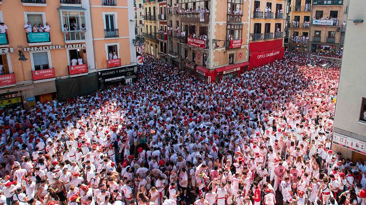 Informativo 24h - Un multitudinario chupinazo da comienzo a las fiestas de San Fermín 2019