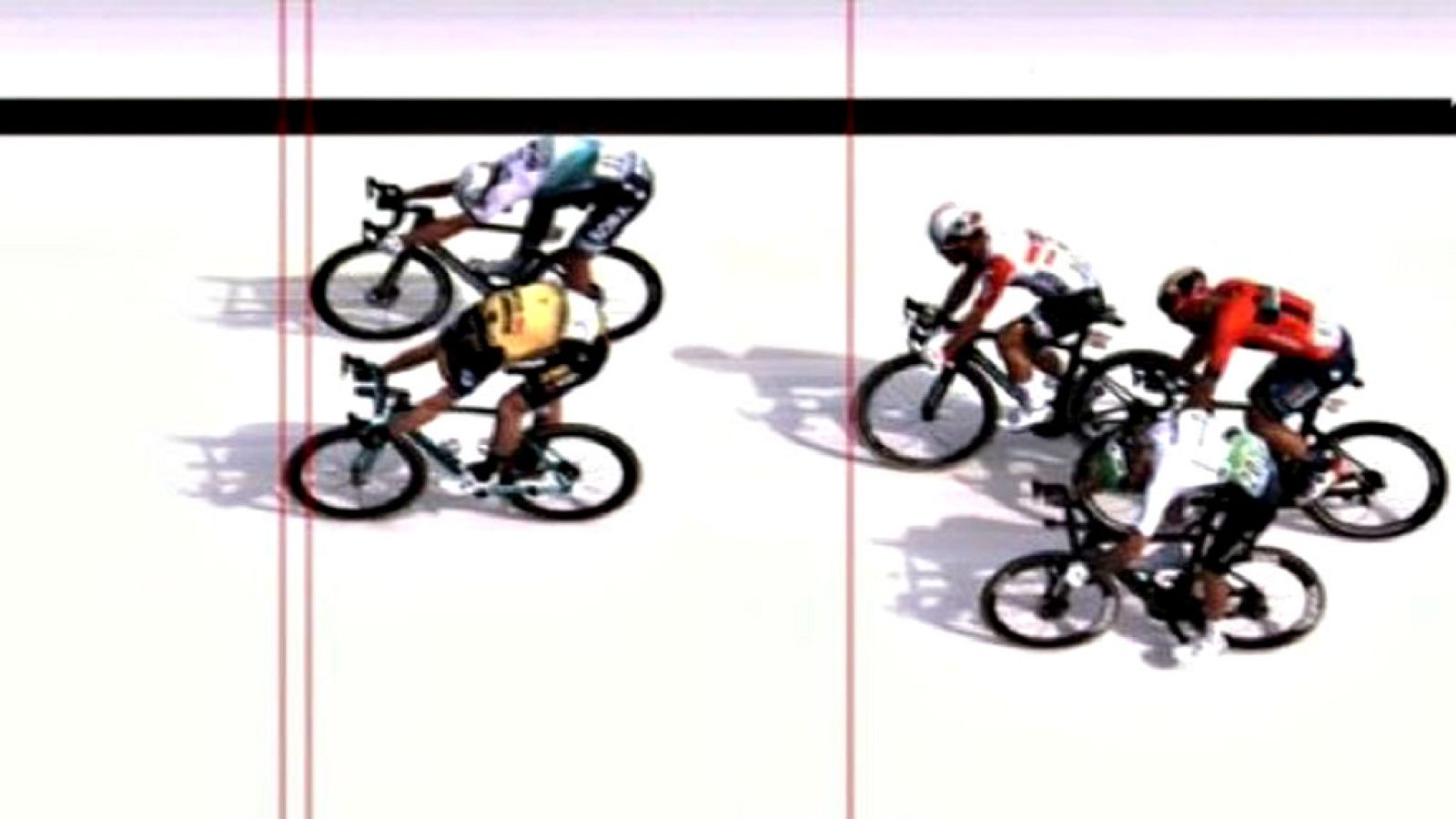 El neerlandés Mike Teunissen (Jumbo) sorprende a Peter Sagan y se convierte en el primer líder.