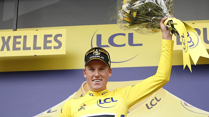 Telediario 1 - El neerlandés Teunissen, primer líder del Tour tras ganar al esprint