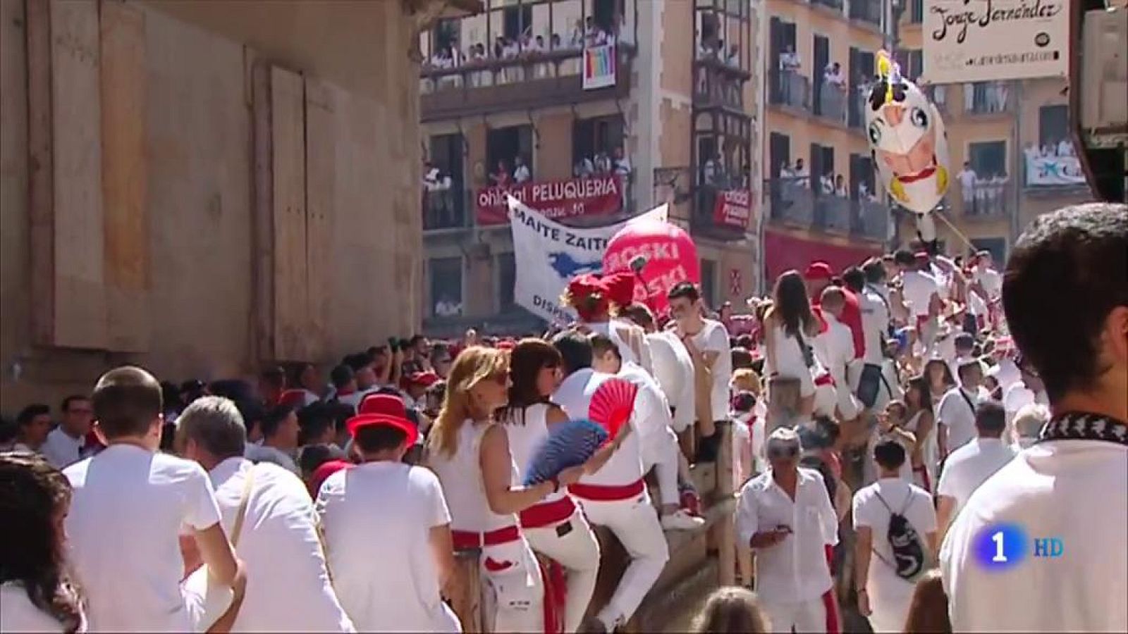 El blanco y el rojo inundan las calles de Pamplona