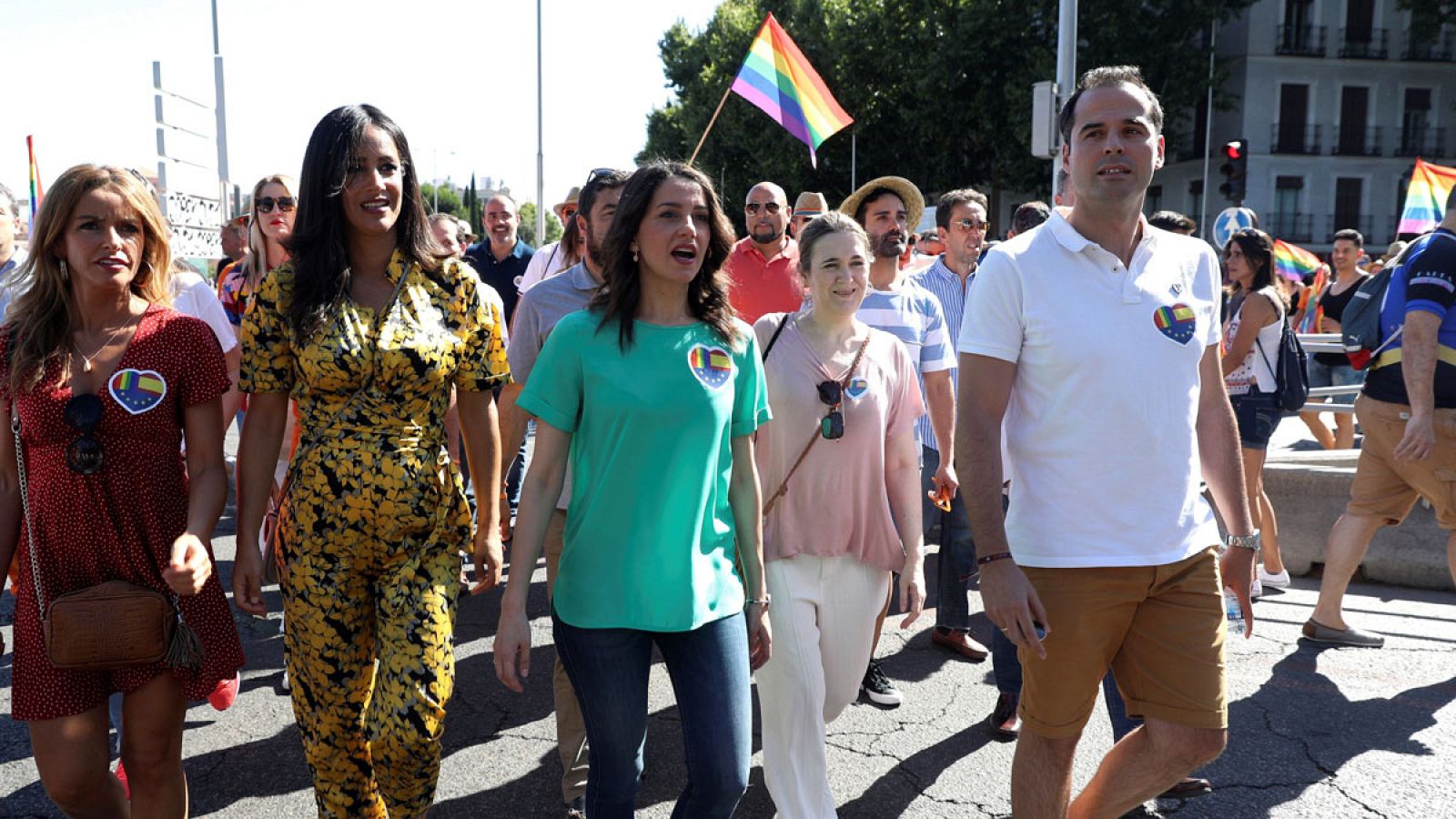 Los dirigentes de Cs son abucheados y tienen que abandonar el Orgullo escoltados por la Policía - Informativo 24h | Ver